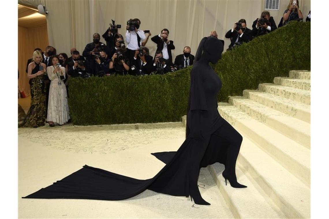 Stars feiern US-Mode bei Met-Gala in New York Blickdicht: Kim Kardashian kommt zur Met-Gala. Foto: Evan Agostini/Invision via AP/dpa