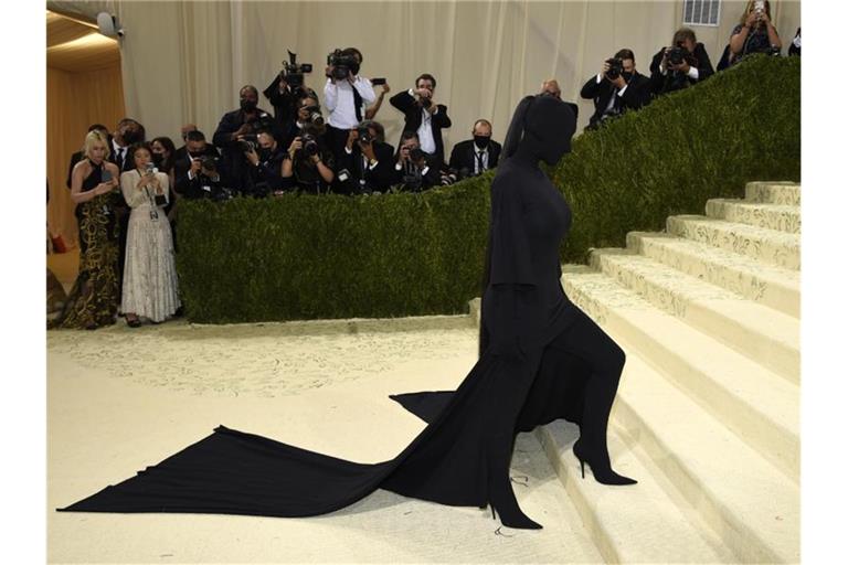 Blickdicht: Kim Kardashian kommt zur Met-Gala. Foto: Evan Agostini/Invision via AP/dpa
