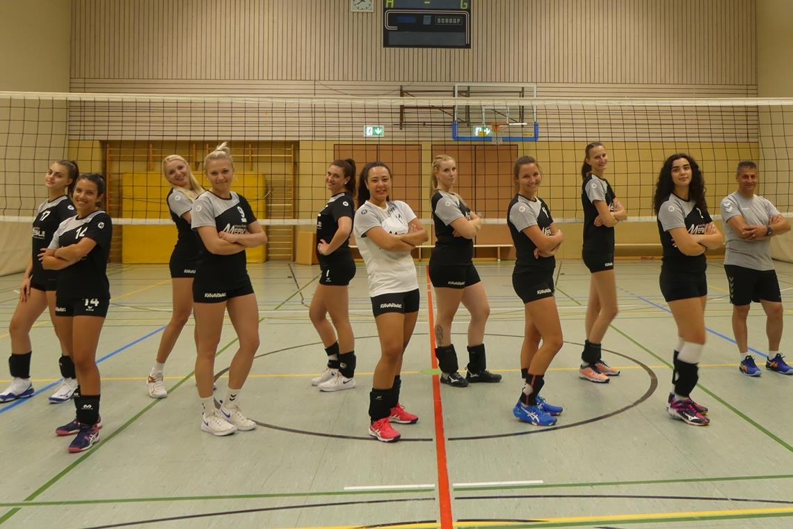 Neue Liga, neuer Trainer und neuer Kader Blicken der neuen Saison entgegen (von links): Irini Papara, Nantia Katsianou, Vanessa Maglica, Caroline Schwiertz, Franziska Schlipf, Kenouz Abdelkhalek, Milana Schroeder, Jana Menke, Emily Stückelmaier, Nansi Papara und Trainer Youssef Hillaneh. Es fehlen: Anne Pötzl, Susann Haffke und Andrea Lachenmaier. Foto: privat