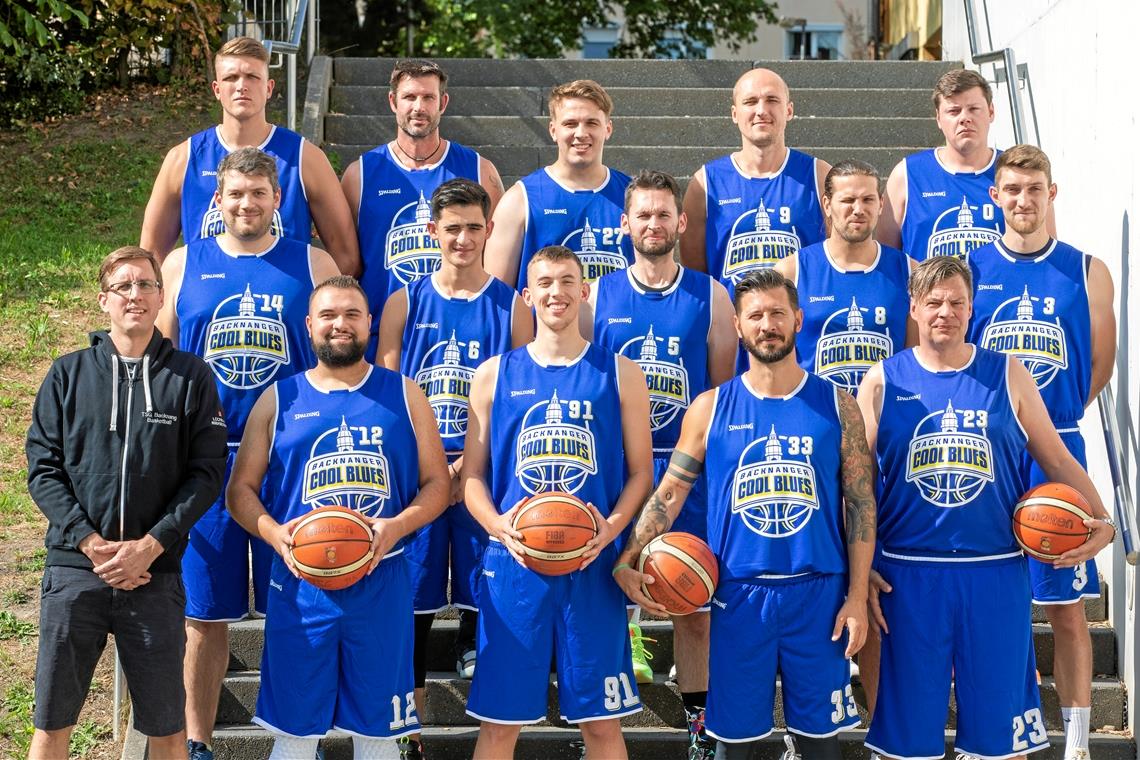 Höhenflug bei den Korbjägern hält an Blicken nach dem Aufstieg durchaus optimistisch ihrem ersten Jahr in der Bezirksliga entgegen: Daniel Schwefel, Stephan Neuer, Moritz Graf, Darius Pakamanis, Jan Rupp (hinten von links) sowie Stefan Orth, Ioannis Terzidis, Tom Schäfer, Maximilian Jeck, Nikolai Kaiser (Mitte) und Trainer Jörg Blaetter, Nikolaos Saloupis, Lukas Langer, der spielende Abteilungsleiter Miodrag Starcevic sowie Tim Beckmann (vorne).Foto: A. Becher