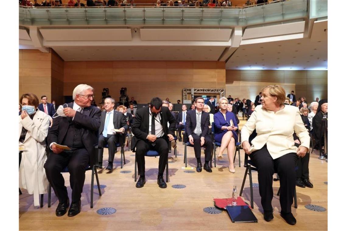 Merkel fordert Einsatz für die Demokratie Blickkontakt: Bundeskanzlerin Angela Merkel und Bundespräsident Frank-Walter Steinmeier. Foto: Jan Woitas/dpa POOL/dpa