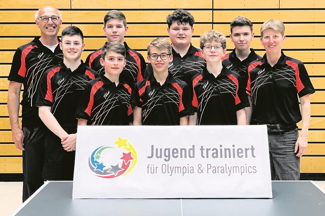 Blickt auf eine erfolgreiche Reise nach Berlin zurück: Das Tischtennisteam des Tausgymnasiums mit Schulsozialarbeiter Jochen Mager, Nicolas Steup, Tobias Schmidt, Robin Heid (hinten von links), Pascal Katz, Julian Steup, Jakob Wiedenhorn, Jonah Senge und Jutta Ernst (vorne). Foto: privat