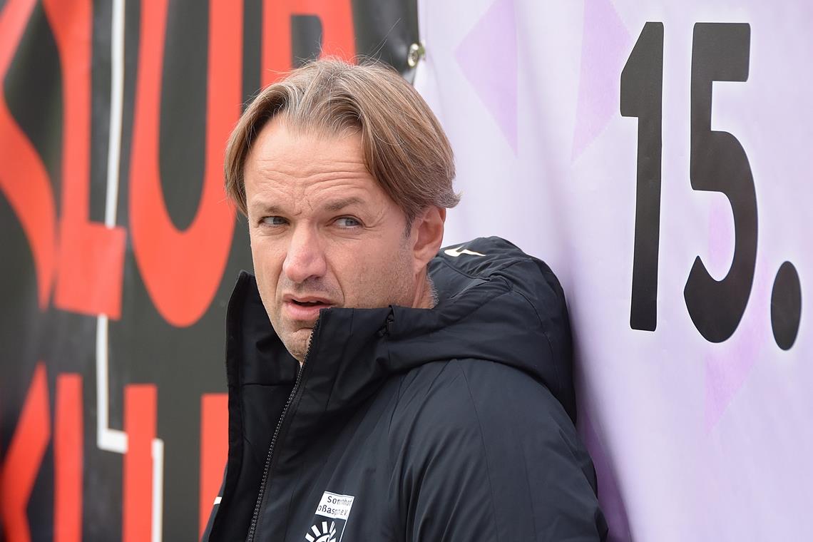 Blickt kritisch auf gerade einmal 15 Punkte, die Großaspach bislang gesammelt hat: SG-Sportdirektor Joannis Koukoutrigas. Foto: T. Sellmaier