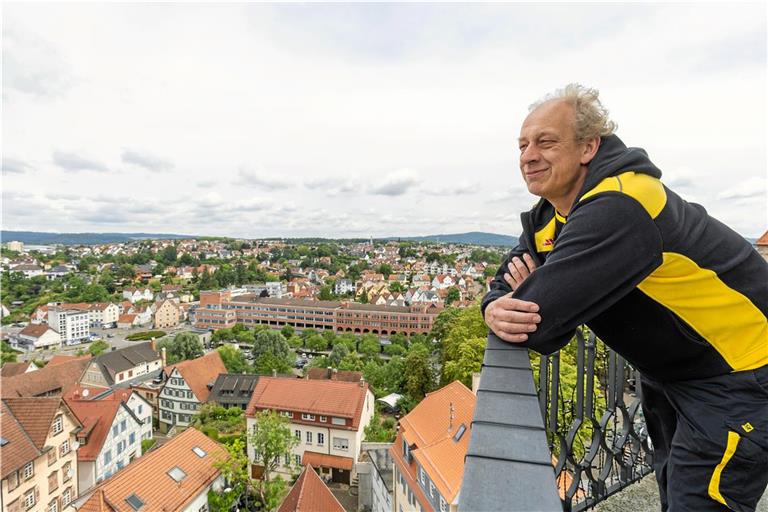 Blickt Postbote Michael Hofmann vom Turm, erinnert ihn viel an die Straßenaufteilung und die Arbeit von früher. Fotos: Alexander Becher