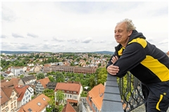 Blickt Postbote Michael Hofmann vom Turm, erinnert ihn viel an die Straßenaufteilung und die Arbeit von früher. Fotos: Alexander Becher