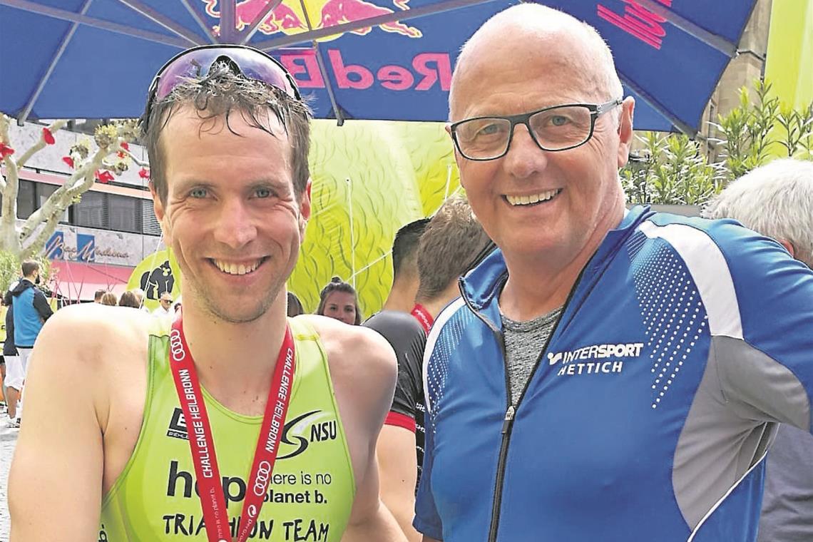 Blickten nach dem starken Rennen und dem Sieg in der Altersklasse in Heilbronn richtig zufrieden drein: Christopher Hettich (links) und sein Onkel Rolf Hettich. Foto: privat