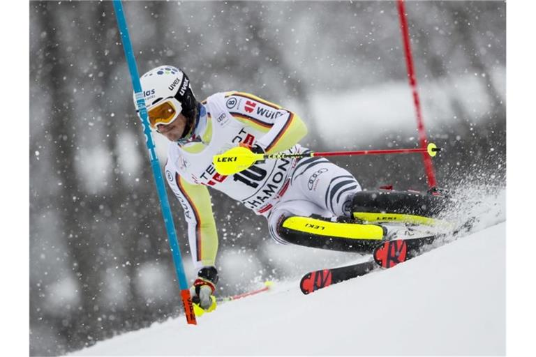 Blieb als 17. beim Slalom in Chamonix hinter den Erwartungen zurück: Linus Strasser. Foto: Gabriele Facciotti/AP/dpa