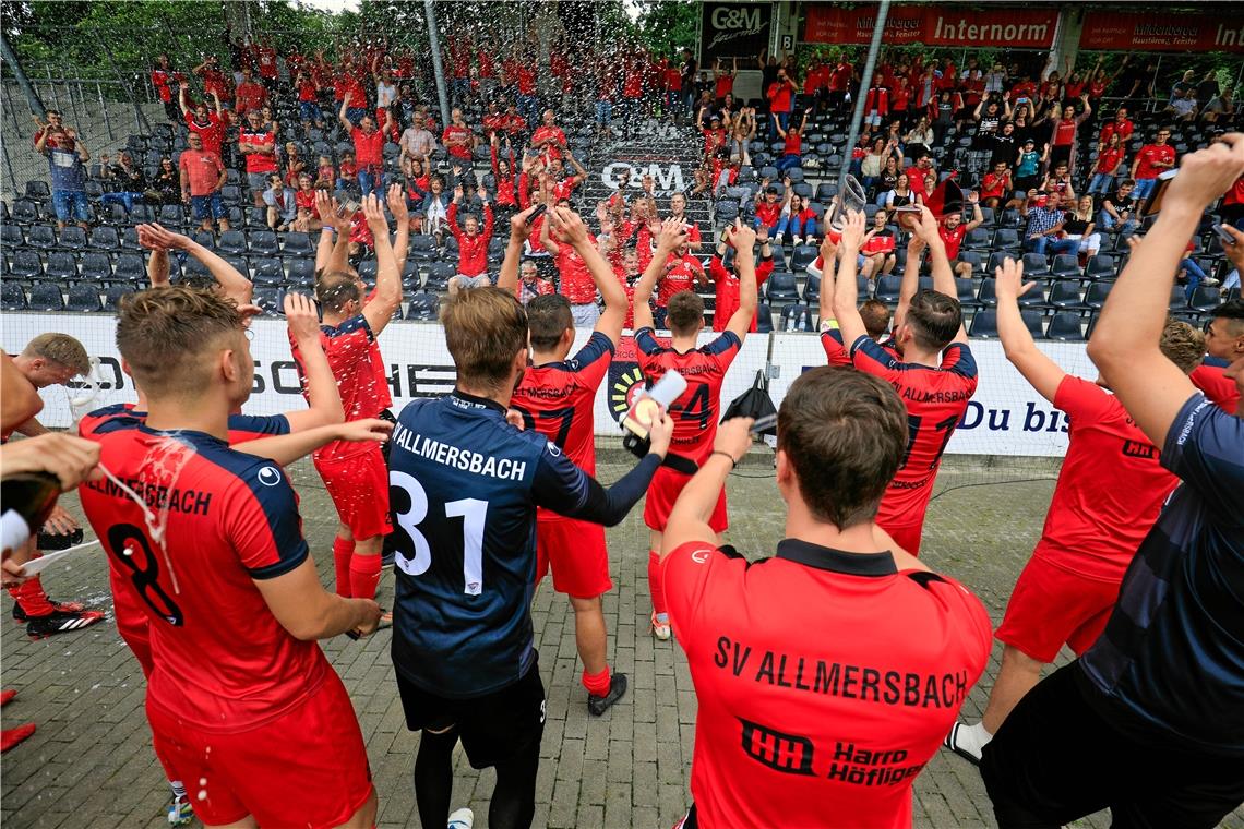 Allmersbach sichert sich das Double Blieben auf Distanz und bejubelten mit ihren Fans trotzdem den zweiten großen Erfolg der Saison: Die Fußballer des SV Allmersbach, die nach dem Aufstieg in die Landesliga nun den Pokalsieg feierten.