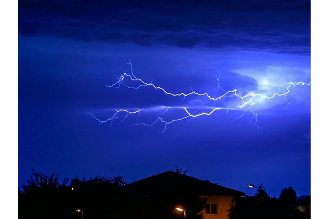 Meteorologe: Heftige Gewitter sind „häufiger geworden“ Blitze entladen sich am Nachthimmel. Foto: Matthias Balk/dpa/Symbolbild