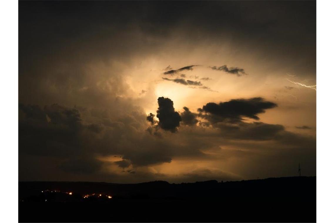 Blitze entladen sich über Zapfendorf. Foto: Nicolas Armer/dpa