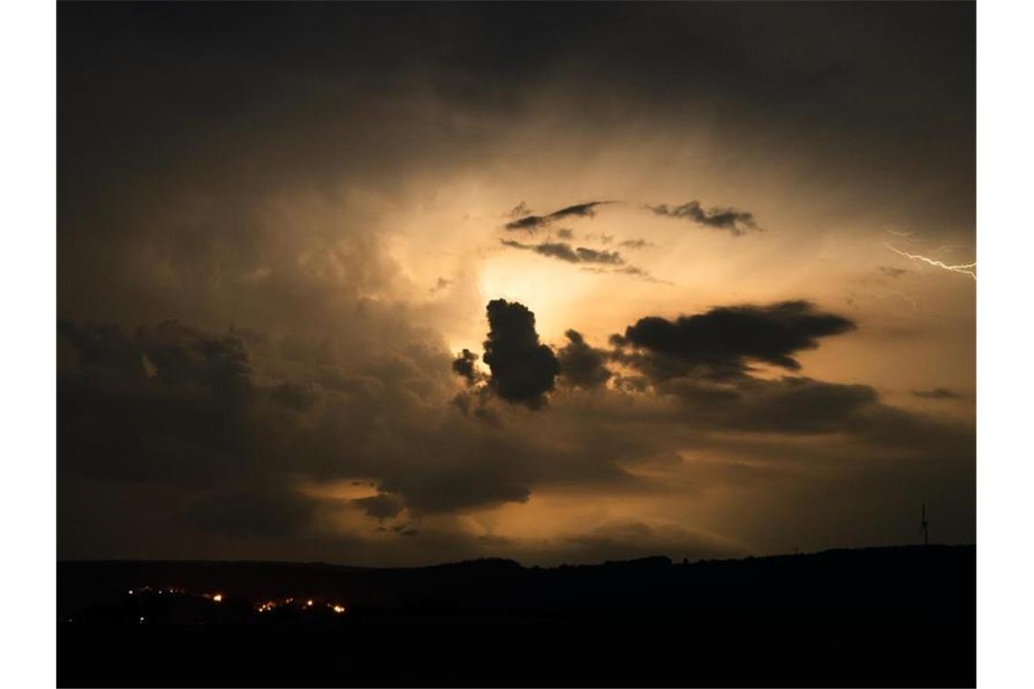 Sommergewitter ziehen über das Land Blitze entladen sich über Zapfendorf. Foto: Nicolas Armer/dpa