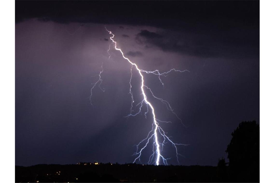 Blitze entladen sich während eines Gewitters. Foto: Robert Michael/dpa-Zentralbild/dpa/Symbolbild