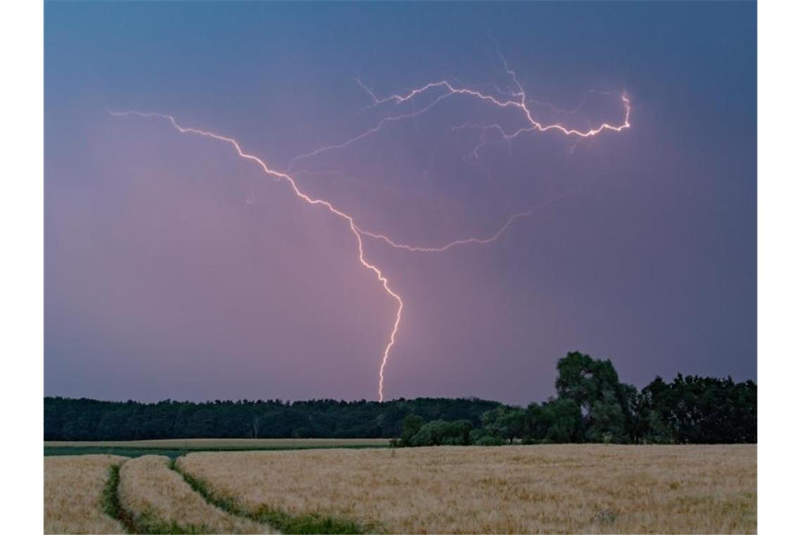 Blitze erhellen den Abendhimmel im Landkreis Märkisch-Oderland in Ostbrandenburg. Foto: Patrick Pleul