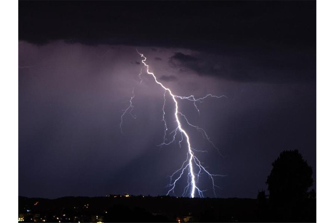Wetterdienst warnt vor heftigen Gewittern im Südwesten Blitze gehen während eines Gewitters nieder. Foto: Robert Michael/dpa-Zentralbild
