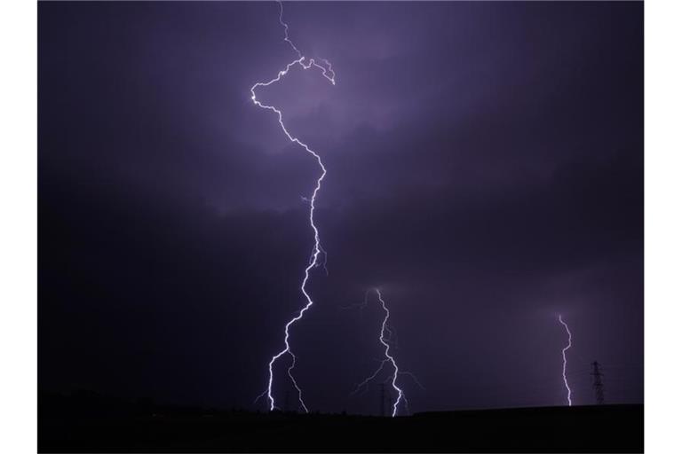 Blitze sind bei einem Unwetter zu sehen. Foto: Andreas Rosar/Archivbild