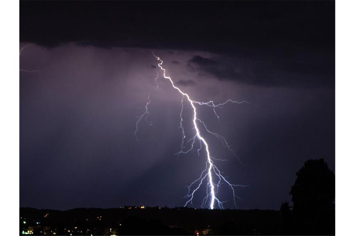 Blitze sind während eines Gewitters am Himmel zu sehen. Foto: Robert Michael/dpa-Zentralbild/dpa/Symbolbild