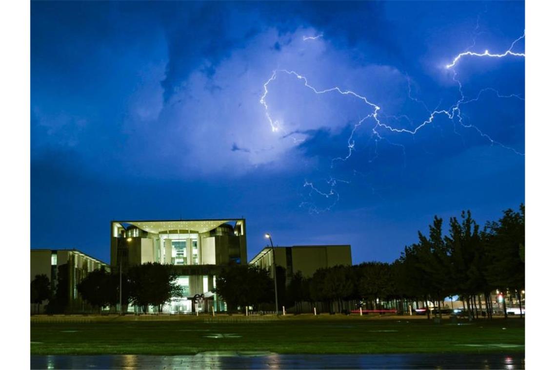 Blitze über dem Bundeskanzleramt. Foto: Paul Zinken