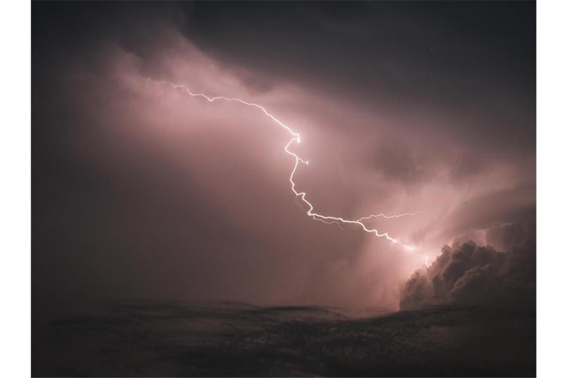 Sommerwetter und Hitzegewitter im Südwesten Blitze zucken am Himmel. Foto: Ole Spata/dpa/Archivbild