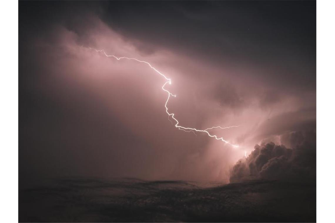 Wetter in Baden-Württemberg: Hohe Temperaturen und Gewitter Blitze zucken am Himmel. Foto: Ole Spata/dpa/Archivbild