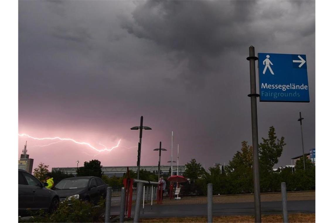 Gewitter treffen Teile Deutschlands Blitze zucken über dem Messgelände in Hannover. Foto: Julian Stratenschulte