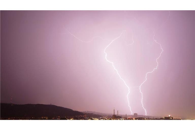 Blitze zucken über Stuttgart – der Deutsche Wetterdienst erwartet Gewitter.