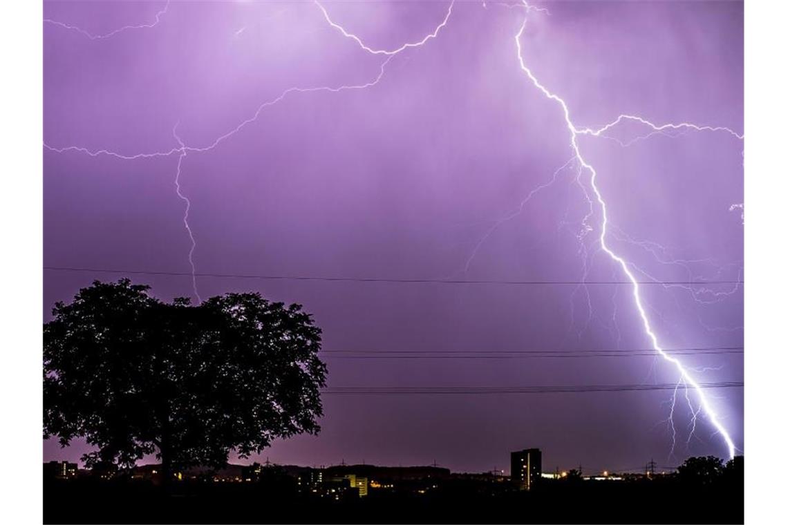 Deutscher Wetterdienst warnt vor starken Gewittern Blitze zucken während eines Gewitters am Himmel. Foto: Christoph Schmidt/Archivbild