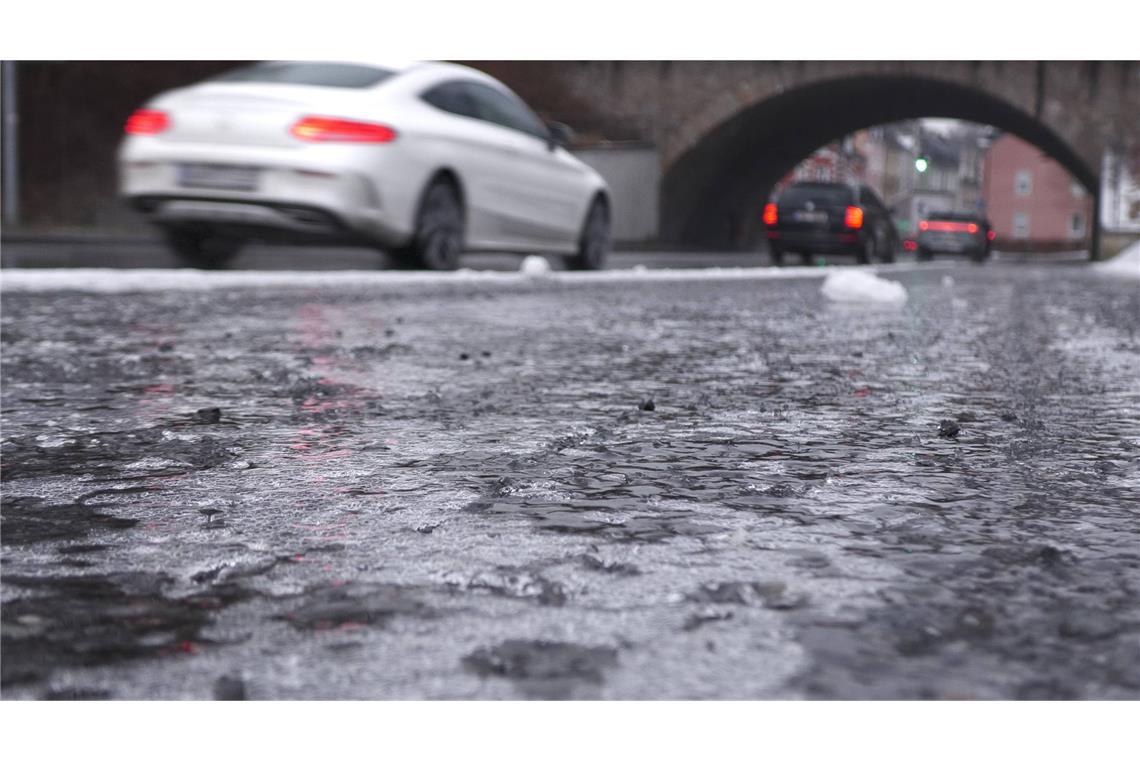 Blitzeis: Der Regen gefriert sofort auf dem Erdboden. Eine spiegelglatte Eisbahn entsteht. Für Autofahrer und Fußgänger brandgefährlich, da ein Unterschied zwischen Regen und Eis kaum sichtbar ist.