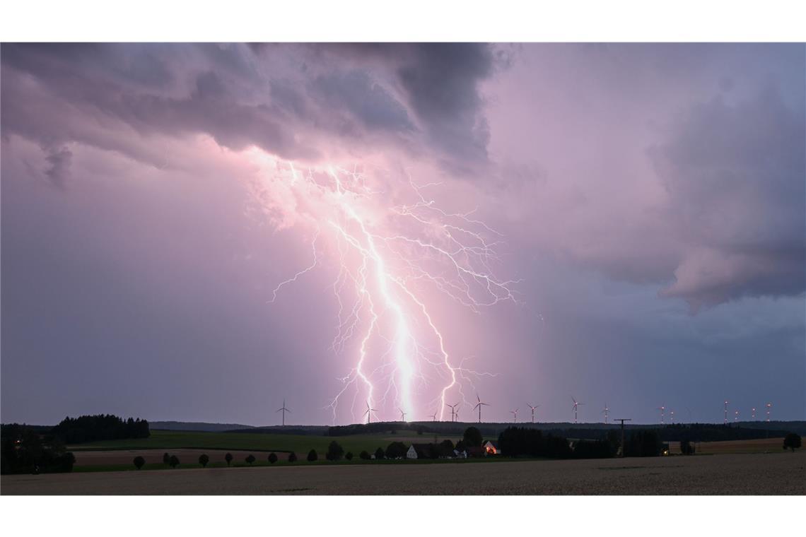 Locker über 30 Grad – dann ziehen wieder Gewitter auf Blitzen und donnern soll es wieder am Donnerstag im Südwesten.