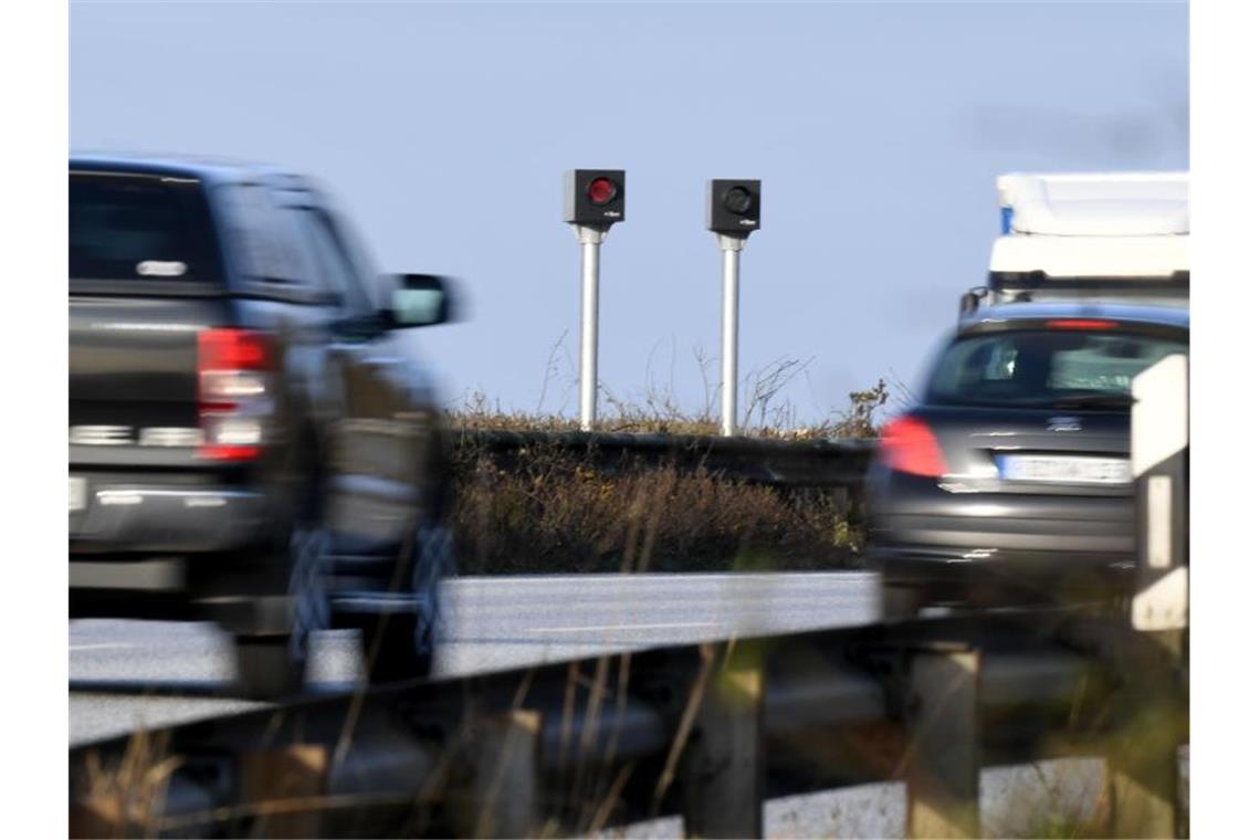 Blitzer zur Geschwindigkeitsmessung stehen an einer Autobahn. Foto: Carsten Rehder/dpa/Symbolbild