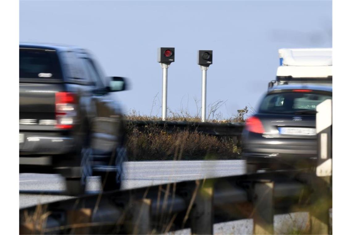 Fünf Autos der gleichen Firma hintereinander geblitzt Blitzer zur Geschwindigkeitsmessung stehen an einer Autobahn. Foto: Carsten Rehder/dpa/Symbolbild