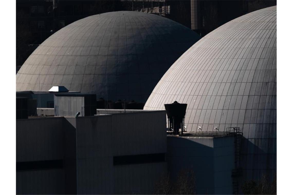 Bericht über mögliche Gefahr am AKW Block I (hinten) und Block II des Kernkraftwerks Neckarwestheim. Foto: Sebastian Gollnow/dpa/Archivbild