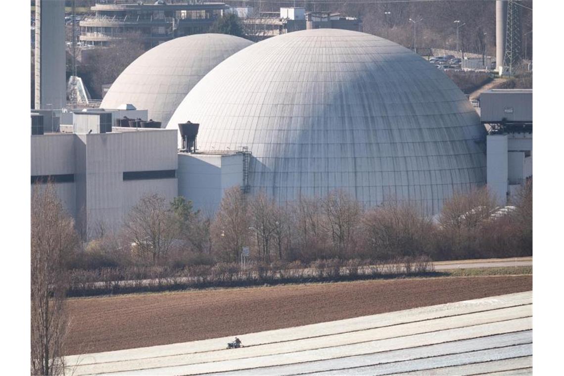 Atomkraftwerk für Sicherheitscheck vom Netz Block I (hinten) und Block II des Kernkraftwerks Neckarwestheim. Foto: Sebastian Gollnow/dpa/Archivbild