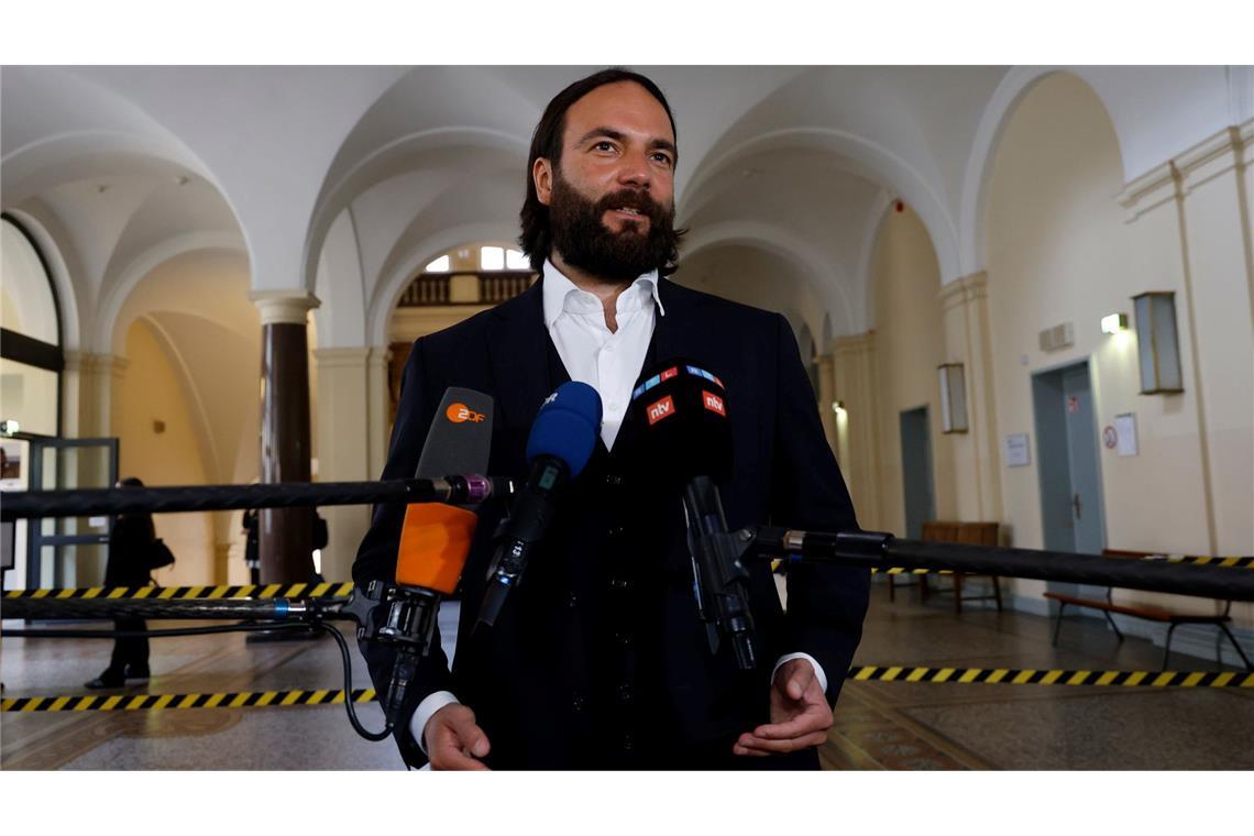 Blocks Verteidiger Ingo Bott gibt am Rande des Prozesses ein Statement ab.