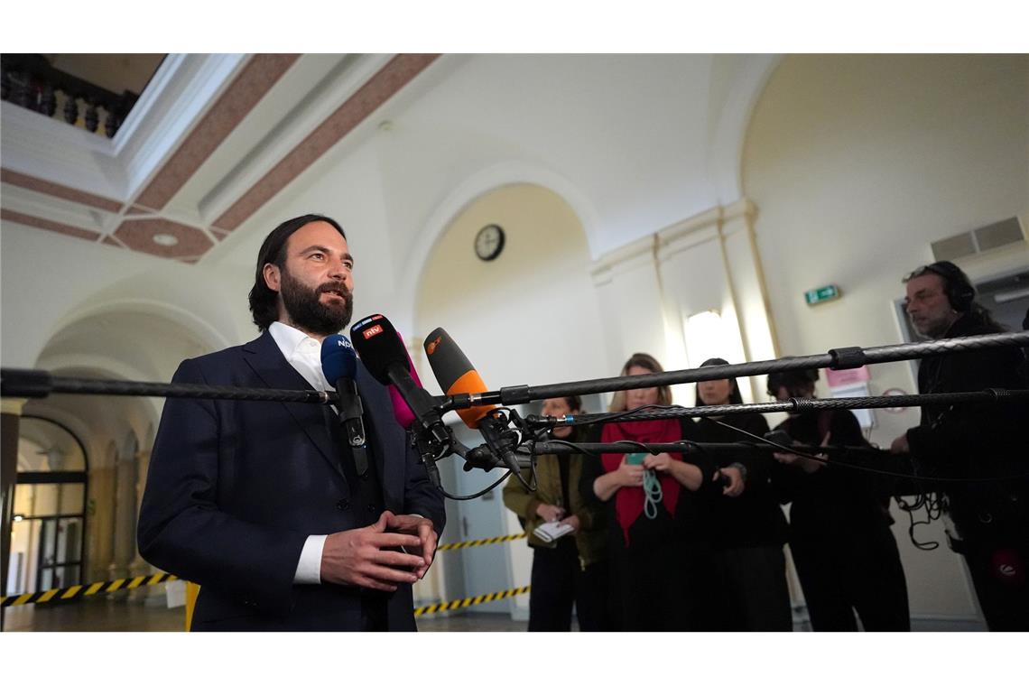 Blocks Verteidiger Ingo Bott gibt vor der Presse ein Statement ab.