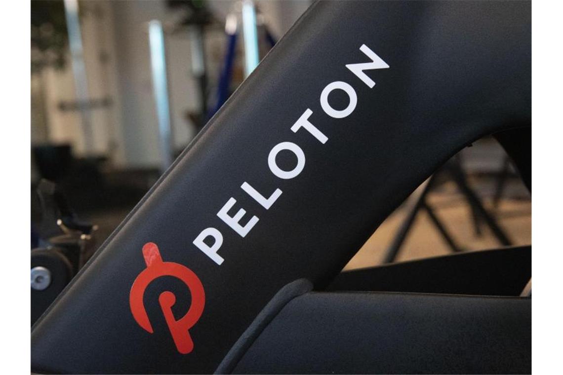 Peloton-Kurs steigt - Interesse von Amazon und Nike Bloß keine frische Luft: Peloton verkauft Fahrrad-Heimtrainer. Foto: Mark Lennihan/AP/dpa