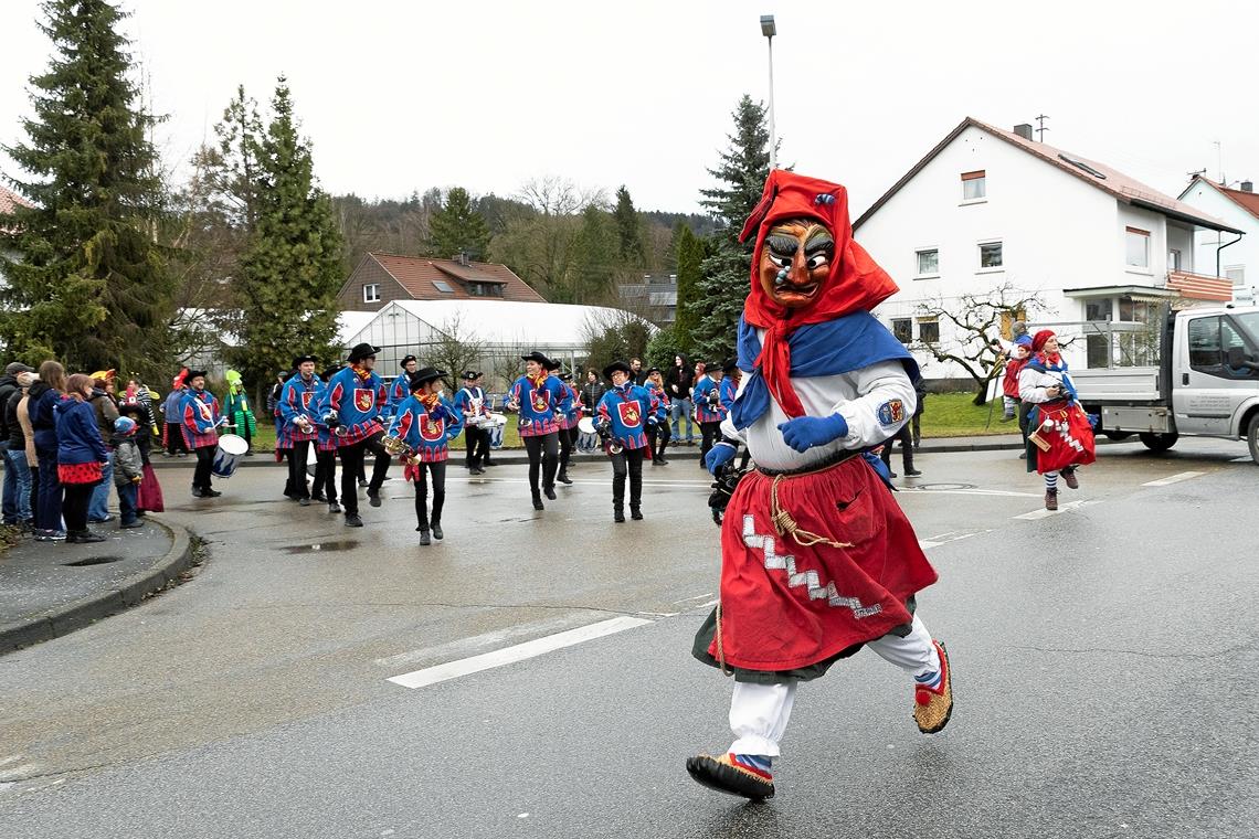 Narrenparade von Regen verschont Bloß nicht den Zugstart verpassen: Eine Sulzbacher Stäffeleshexe im Laufschritt.