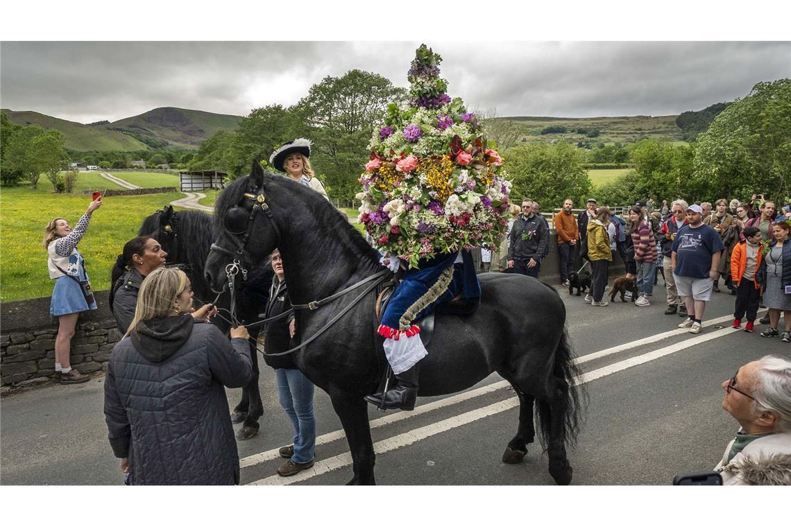 Bilder des Tages Blütenpracht im Sattel: Castleton krönt seinen Girlandenkönig