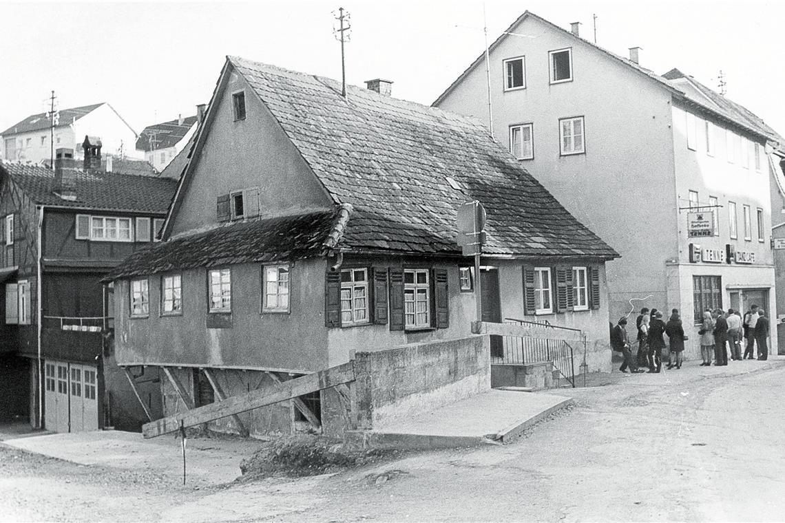 Blume, Tenne, Riffifi: Der Name wechselte. Heute ist die Pilsbar Vis-a-Vis in dem Gebäude Sulzbacher Straße 60. Das alte Haus im Vordergrund ist längst abgerissen. Archivfoto