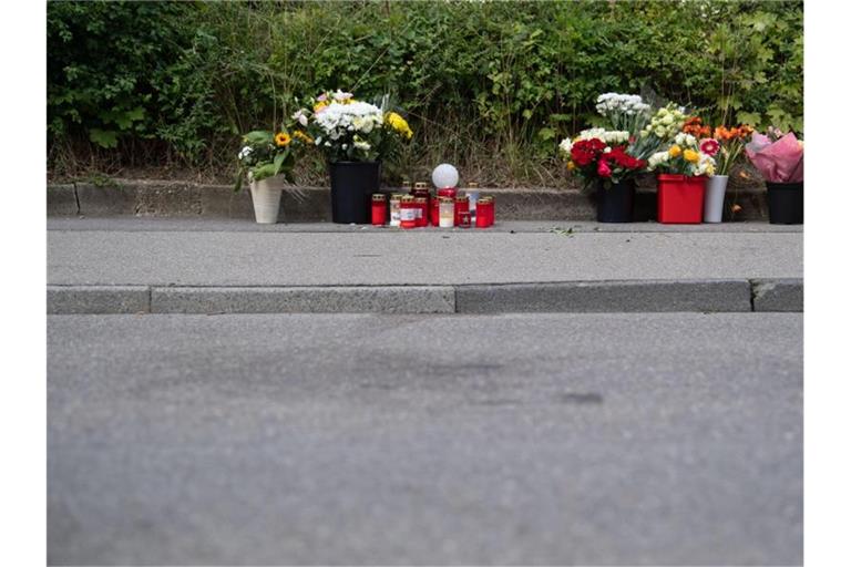 Blumen am Tatort in Stuttgart. Foto: Marijan Murat/dpa/Archivbild