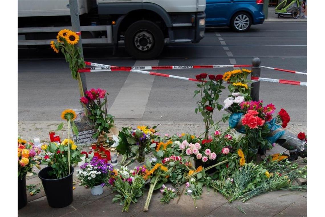 Hitzige SUV-Debatte nach Unfall mit vier Toten in Berlin Blumen an der Stelle in Berlin-Mitte, an der bei einem Unfall mit einem SUV vier Menschen gestorben sind. Foto: Paul Zinken