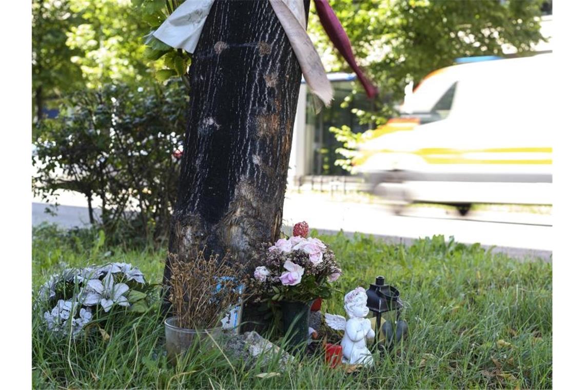 Blumen an der Unfallstelle in Stuttgart, an der zwei Menschen ihr Leben verloren. Foto: Edith Geuppert
