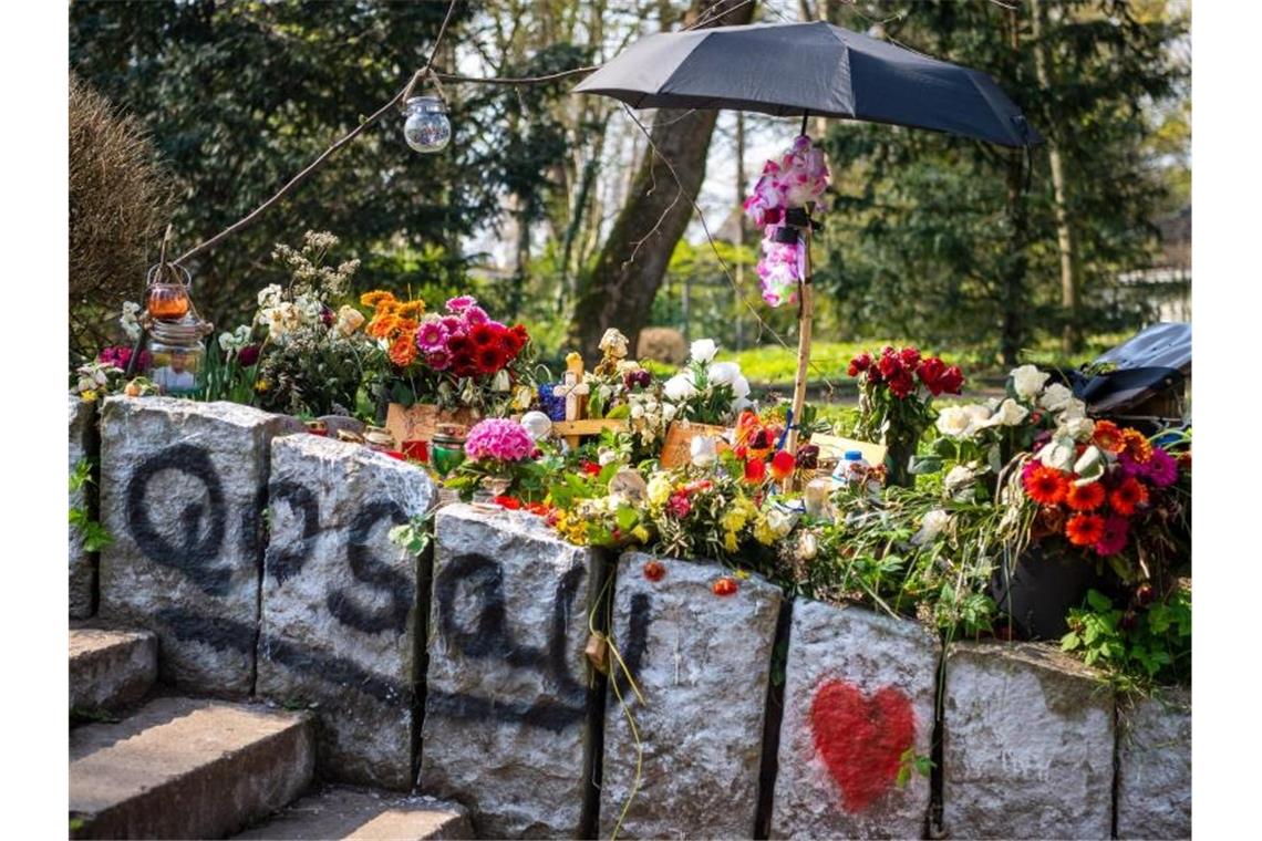 Blumen erinnern im Wollepark in Delmenhorst an einen verstorbenen 19-Jährigen. Für die Familie sind die Umstände seines Todes nach einem Polizeieinsatz aufklärungsbedürftig. Foto: Sina Schuldt/dpa