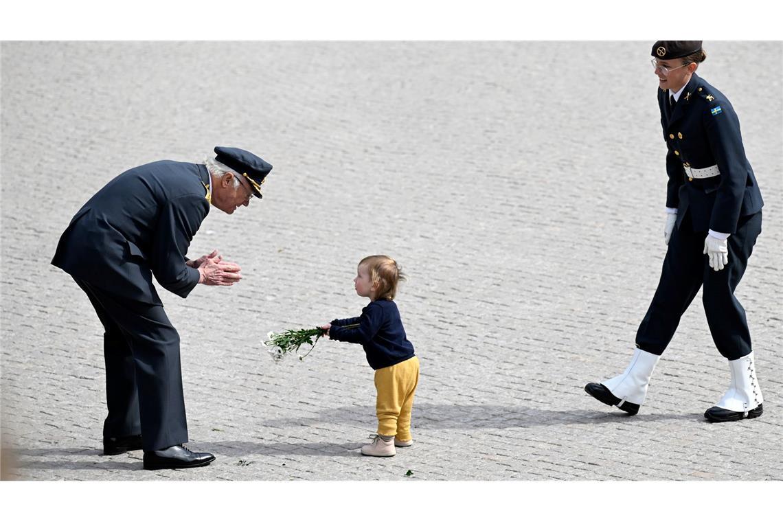 Blumen für den König: Ein kleines Kind gratuliert Carl Gustaf an seinem Ehrentag.