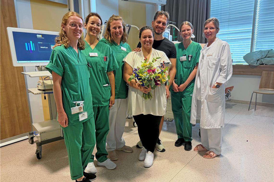 Blumen für die Baby-Eltern: Mit Arabella und Giuseppe Spataro freuen sich Miriam Föhl (links, Kinderintensiv-Pflege), Sabrina Hahn (Assistenzärztin der Kinderklinik), Julia Diedrich (Oberärztin der Kinderklinik), Hebamme Elina Braun und Angela Lihs (Leitende Oberärztin der Geburtshilfe). Foto: Rems-Murr-Kliniken