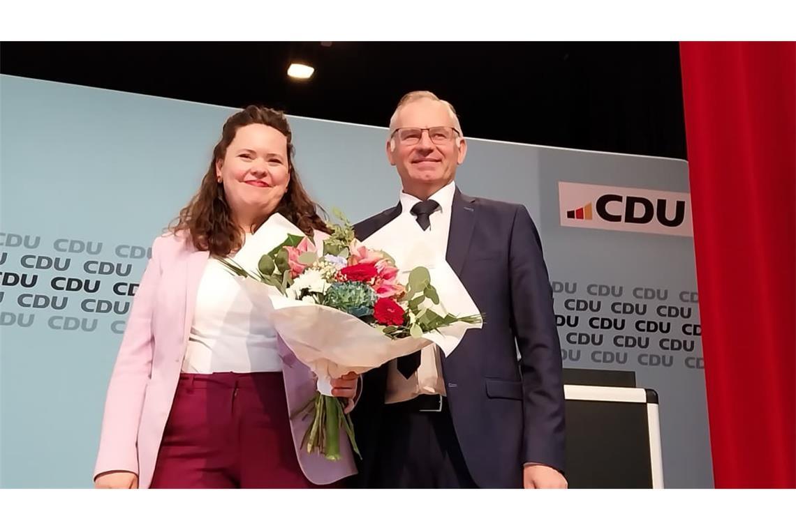 Blumen für Norbert Lins nach seiner Wahl zum Bezirksvorsitzenden der CDU Württemberg-Hohenzollern.