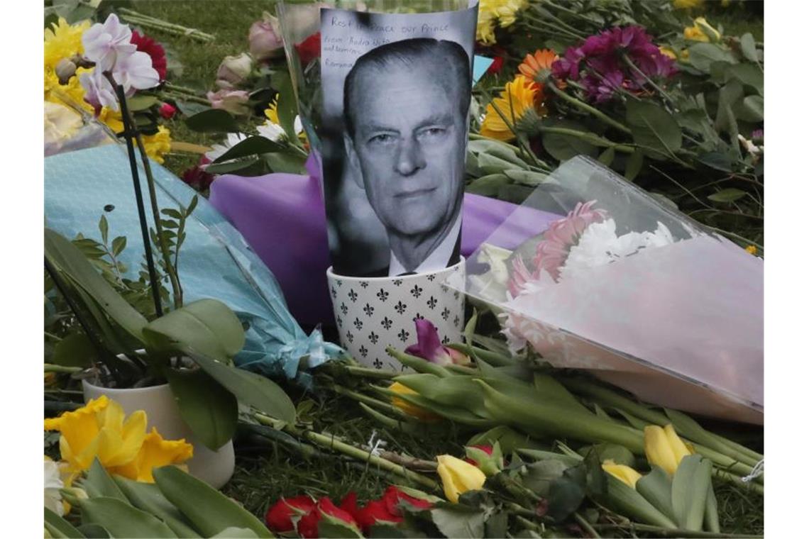 Blumen für Prinz Philip in Windsor: Die Vorbereitungen für seine Trauerfeier im Kreis der Familie laufen. Foto: Frank Augstein/AP/dpa