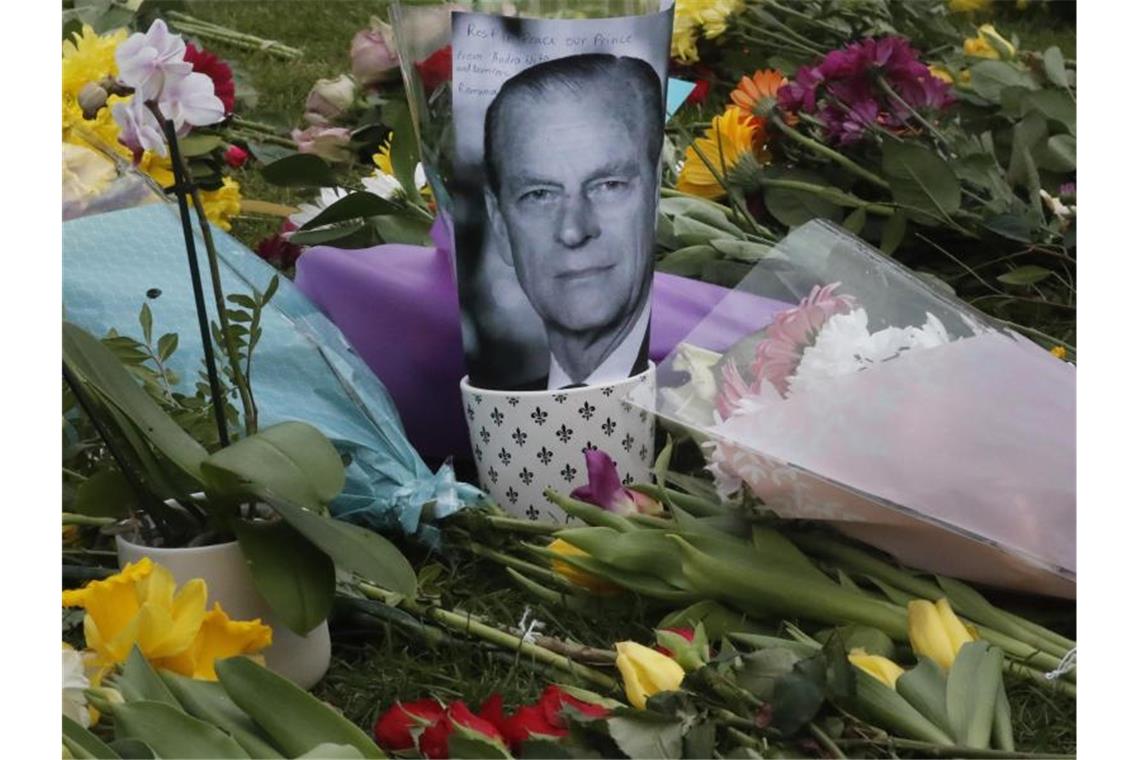 Royals müssen bei Trauerfeier Masken tragen Blumen für Prinz Philip in Windsor: Die Vorbereitungen für seine Trauerfeier im Kreis der Familie laufen. Foto: Frank Augstein/AP/dpa