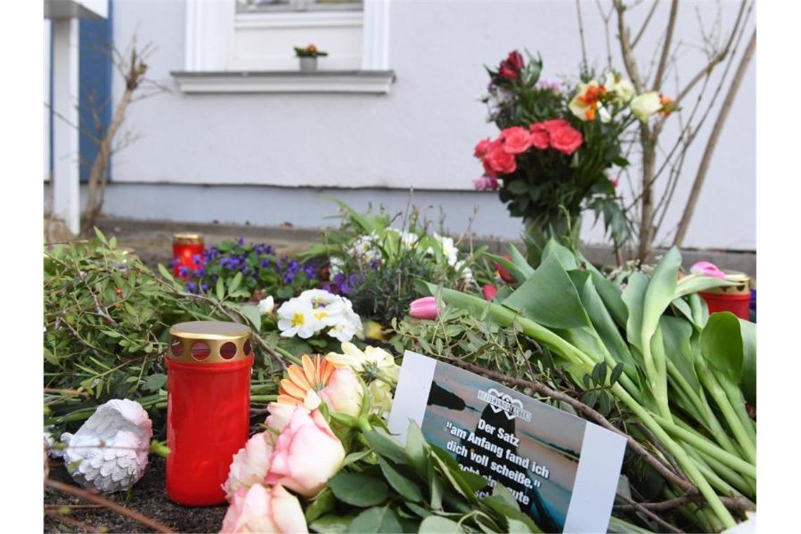 Blumen, Karten und Kerzen erinnern in Zinnowitz an die getötete Maria. Foto: Stefan Sauer