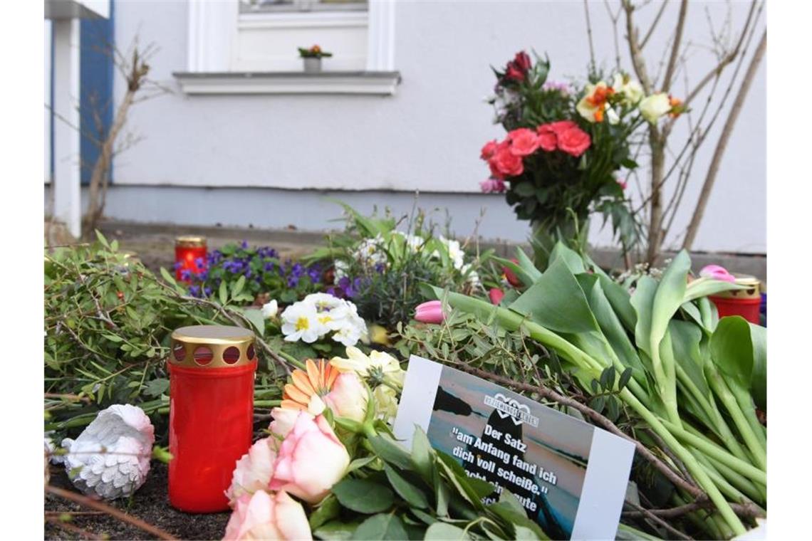 Mord an 18-jähriger Maria: „Lass es uns heute machen“ Blumen, Karten und Kerzen erinnern in Zinnowitz an die getötete Maria. Foto: Stefan Sauer