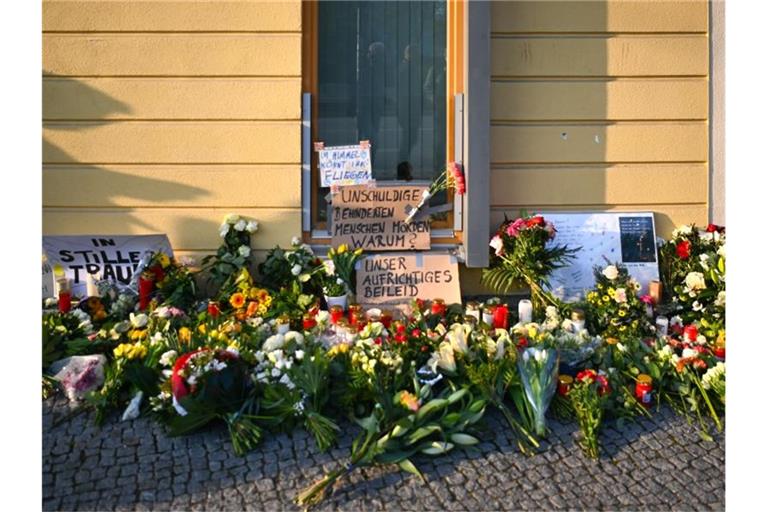 Blumen, Kerzen und Plakate liegen vor dem Eingang zur Einrichtung des diakonischen Anbieters Oberlinhaus. Foto: Soeren Stache/dpa-Zentralbild/dpa